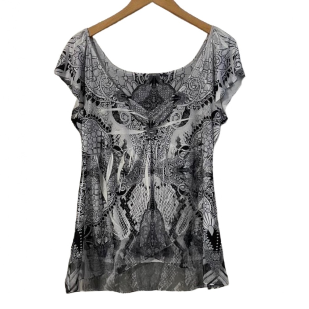 Black and white top with patterns🖤